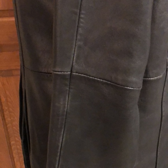 Black 100% soft leather coat with quilted zip-out lining, hits at upper thigh - Picture 7 of 16